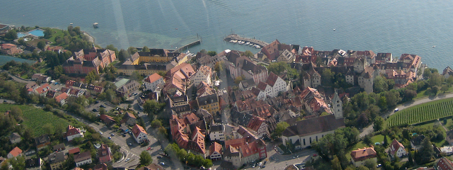 Altstadt aus der Luft Luftaufnahme der Altstadt von Meersburg