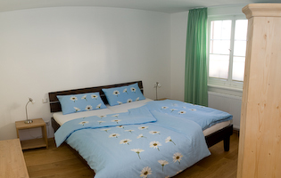 Schlafzimmer mit Doppelbett